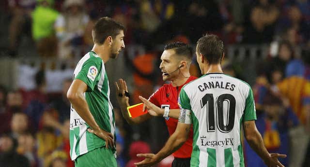 209 tarjetas por protestar en LaLiga, casi el triple más que en la Premier
