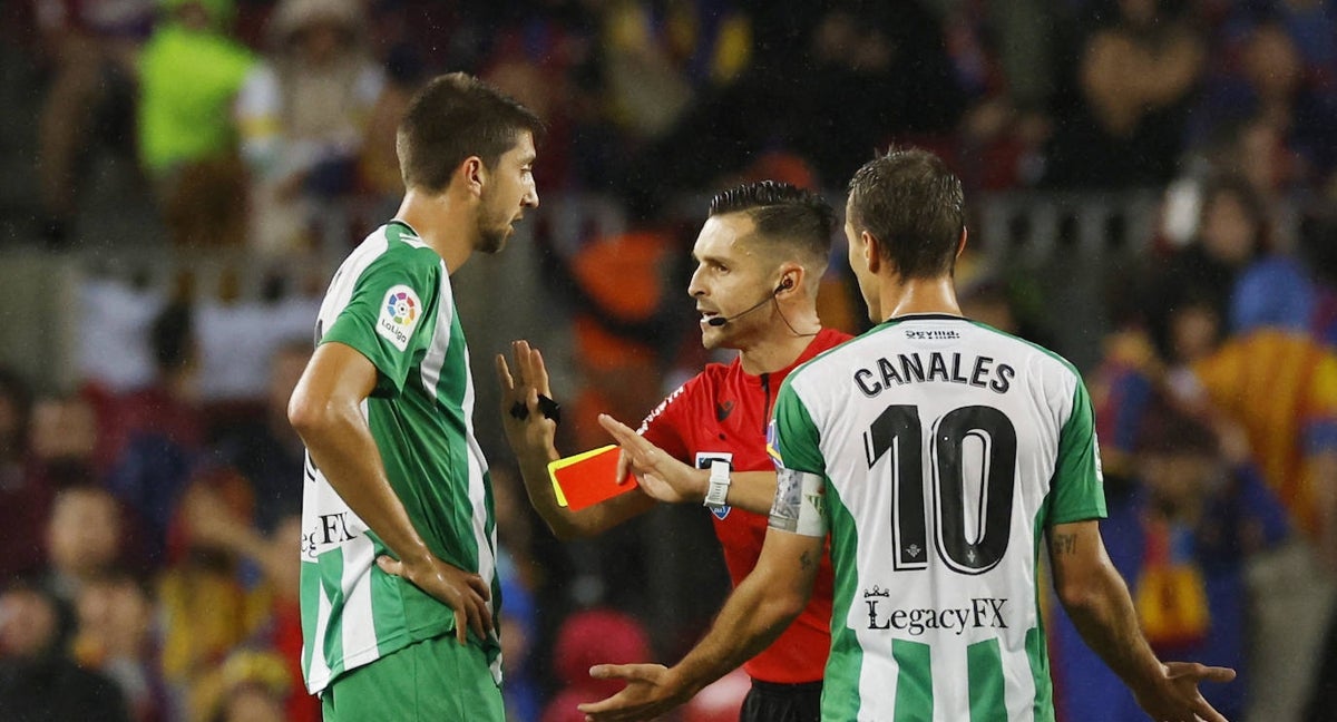 El árbitro del Cerro Grande saca una tarjeta roja al jugador del Real Betis Edgar González en su partido de LaLiga contra el Barcelona en el Camp Nou.