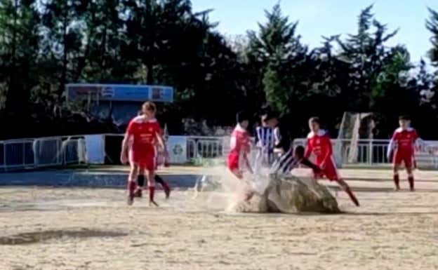 Un partido en Campamento tras la lluvia. CD CAMPAMENTO