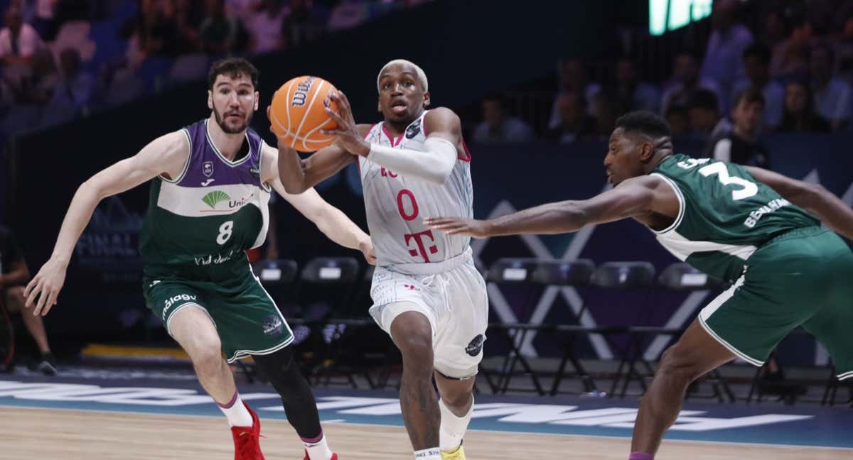TJ Shorts se abre paso ante Darío Brizuela y Ejim. /EFE
