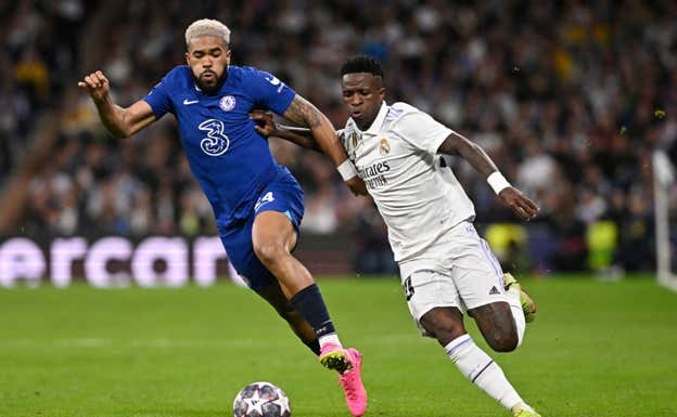 Reece James intenta defender a Vinicius.  REUTERS