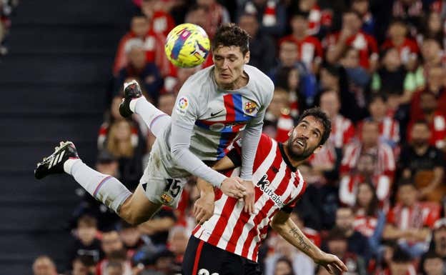 Christensen gana un duelo aéreo a Raúl García. AGENCIAS