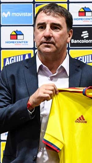 Lorenzo posa con la camiseta cafetera.