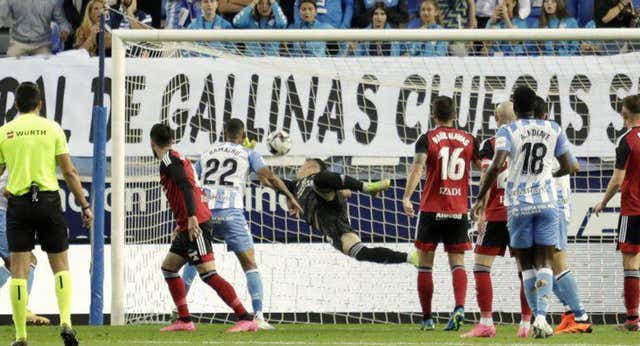 El Málaga alarga la agonía entre los pitos y la reivindicación de su afición