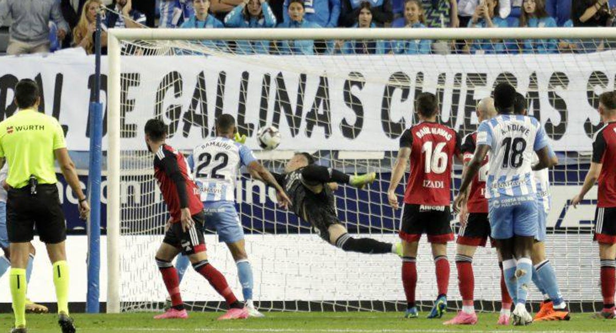 El meta Herrero no puede evitar el gol de Escassi.