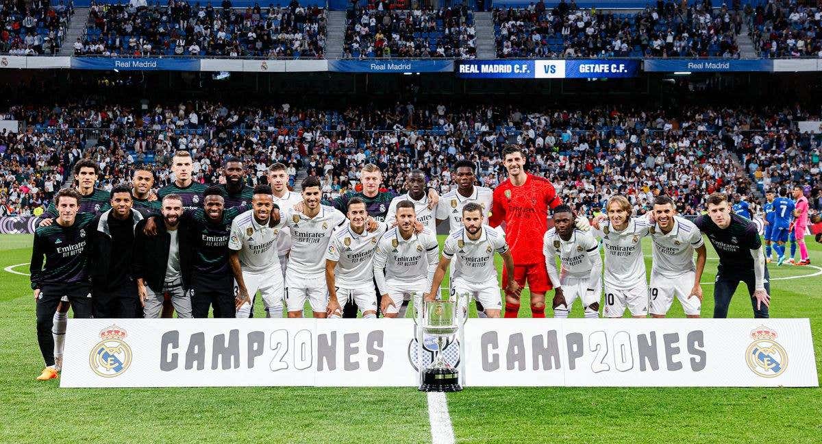 La plantilla del Real Madrid, sin Alaba ni Benzema, posa con la Copa. /REAL MADRID