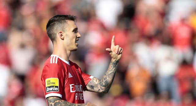 Grimaldo firma con el Bayer Leverkusen los próximos cuatro años