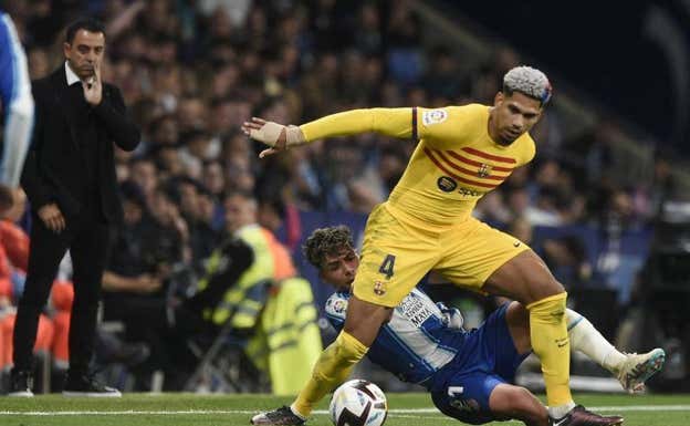 Xavi vigila una acción de Araujo.  EFE