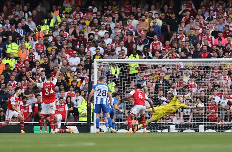 Al Arsenal se le apaga la llama y el City roza la Premier