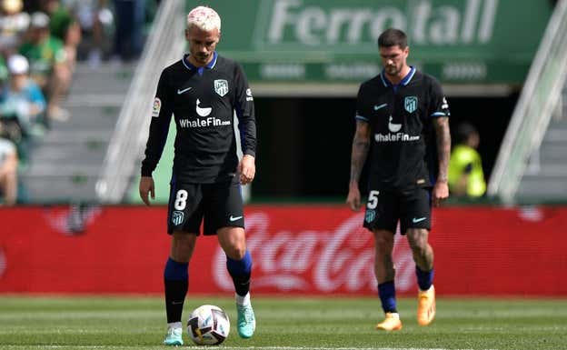 Griezmann y De Paul, tras encajar el primer gol del partido en Elche. AFP