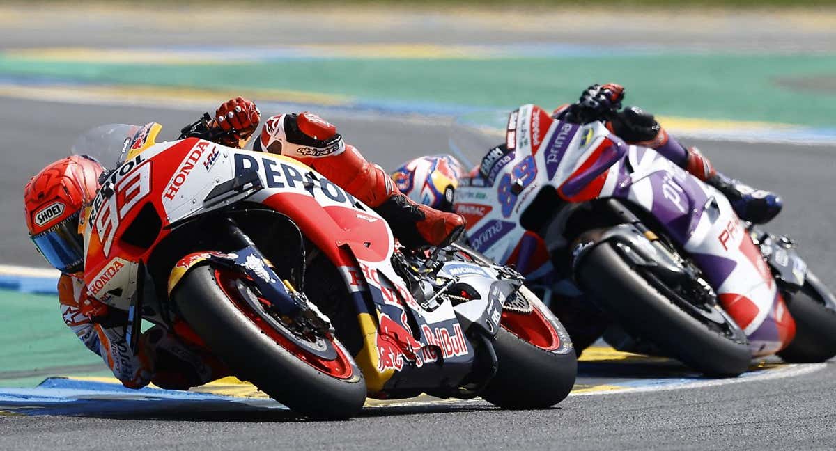 Marc Márquez pilota por delante de Jorge Martín en Le Mans. /REUTERS