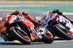 Bezzecchi gana y Marc Márquez pasa de la cara a la cruz en su pelea con Martín
