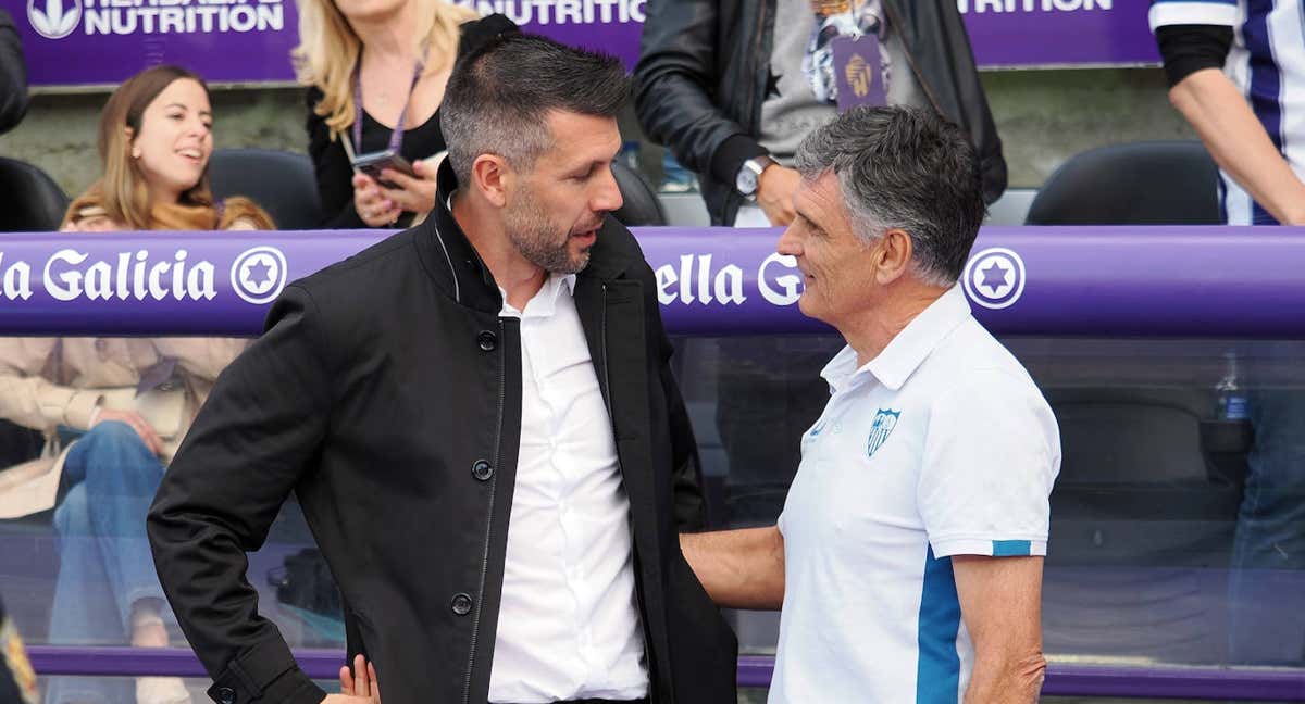 Mendilibar saluda a Paulo Pezzolano antes del partido.