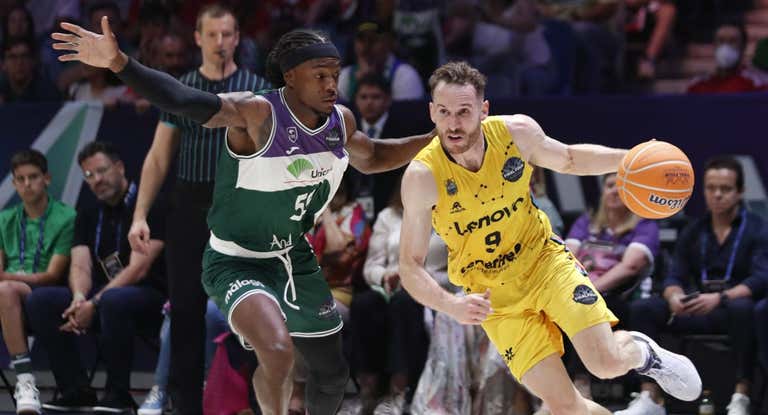 Kendrick Perry y Marcelinho Huertas, durante un momento del partido.