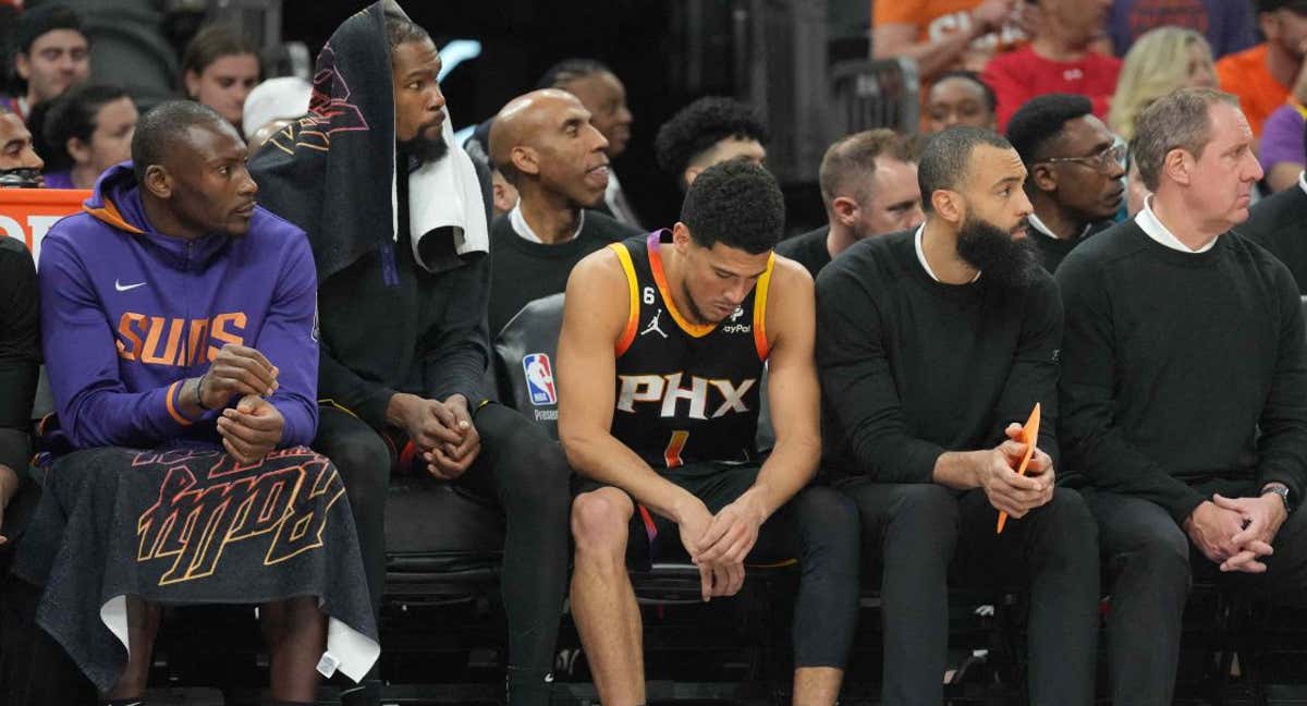 Los jugadores de los Phoenix Suns en el banquillo tras la derrota ante los Denver Nuggets./AFP
