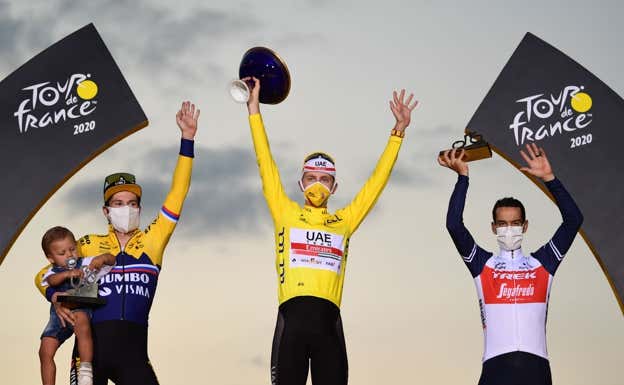 El podio final del Tour de Francia 2020, disputado en plena pandemia, con todos los protagonistas pertrechados de mascarilla.  ASO / PAULINE BALLET
