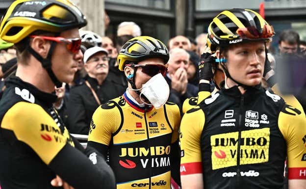 Primoz Roglic, pertrechado de mascarilla en un control de firma del Giro de Italia 2023.  EFE / LUCA ZENNARO