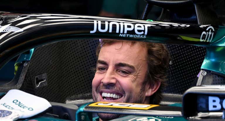 Fernando Alonso sonríe desde dentro de la cabina del Aston Martin F1.