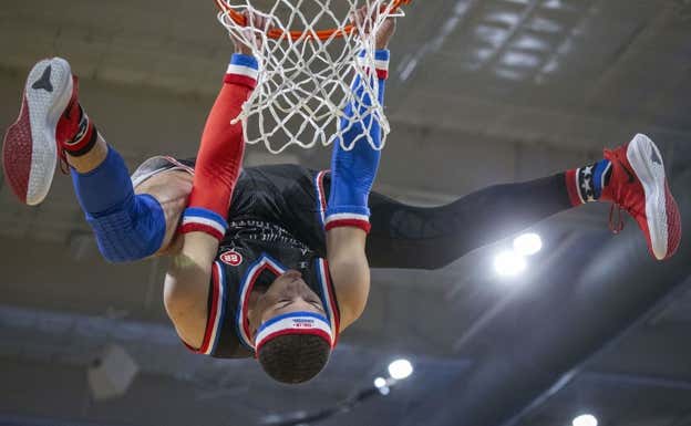 Un miembro de los Globetrotters machaca en un partido. Harlem Globetrotters