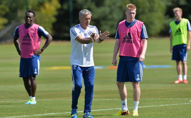 Mourinho y De Bruyne en un entrenamiento del Chelsea. Getty
