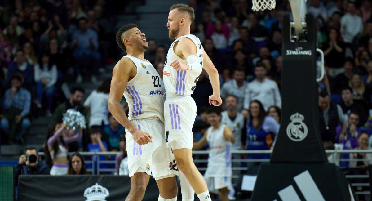 Edy Tavares y Dzanan Musa se saludan en un partido de Euroliga esta temporada.