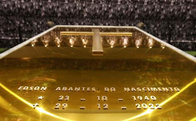 Detalles dorados en el féretro de Pelé. EFE