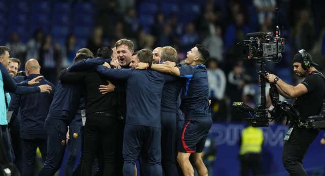 Xavi convierte un «quédate» del Bernabéu en un doblete
