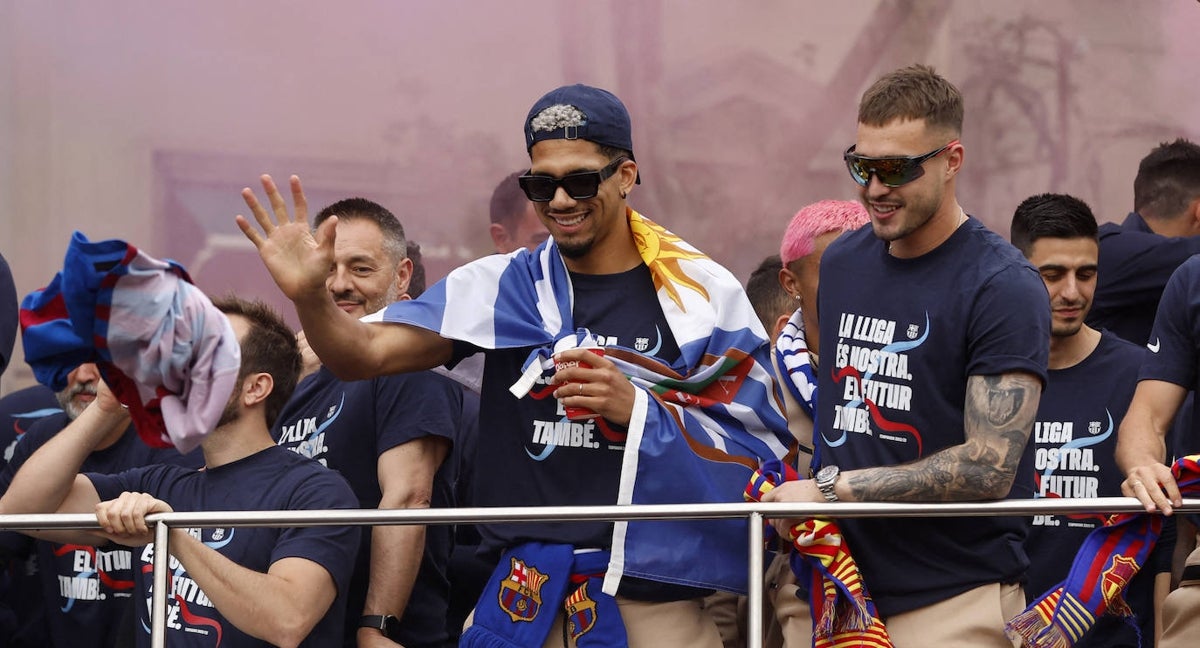 Araujo y Arnau Tenas durante la rúa del Barça.