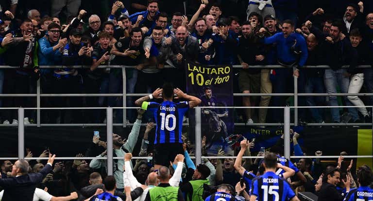 Lautaro celebra el gol ante sus aficionados.
