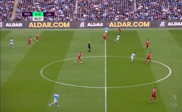 Jugando al primer toque, Rodri encuentra a Grealish abierto a banda izquierda y el City ya puede verticalizar el ataque.