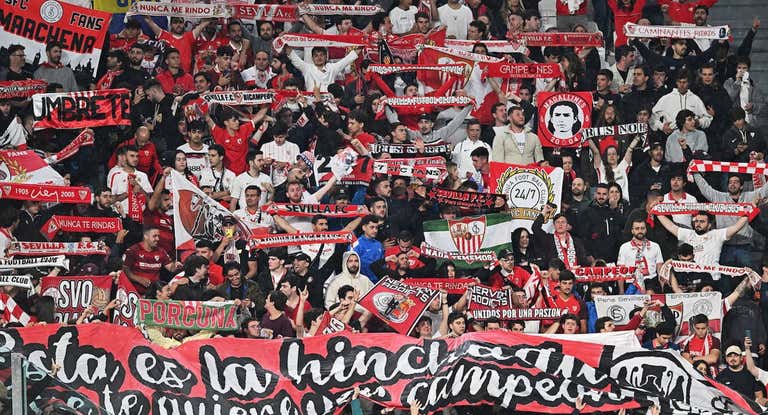 La afición del Sevilla en el partido de ida en Turín.