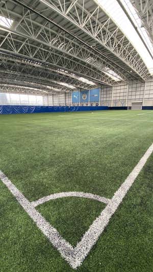 El campo indoor de la ciudad deportiva del Manchester City. Relevo