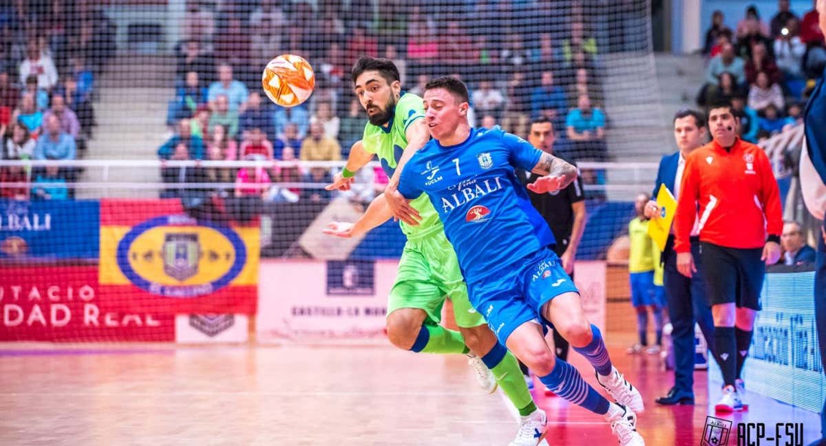 Eric Martel pugna por un balón con Jovan Lazarevic durante un partido entre el Movistar Inter y Viña Albali Valdepeñas. /AURELIO CALATRAVA/VIÑA ALBALI VALDEPEÑAS
