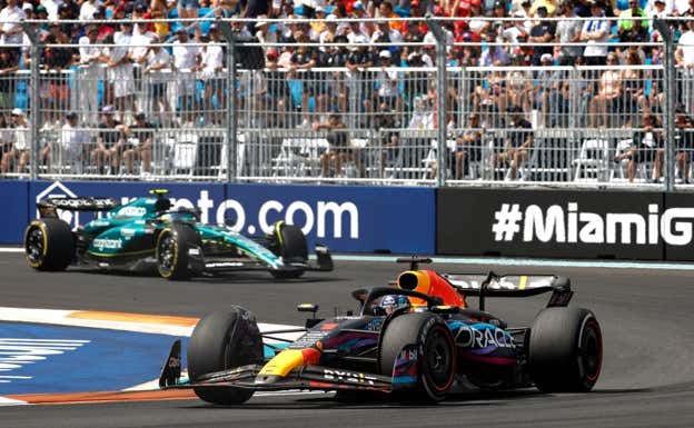 Max Verstappen y Fernando Alonso, durante el GP de Miami 2023 de F1.  AFP