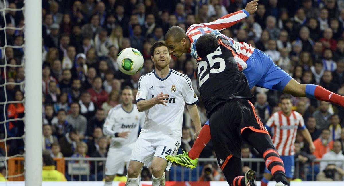 Joao Miranda rematando el balón que significó la victoria del Atlético en la final de Copa del Rey de 2013. /AFP