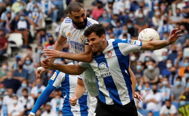 Leandro Cabrera, en un duelo aéreo con Karim Benzema durante el Espanyol-Real Madrid de esta temporada. EFE