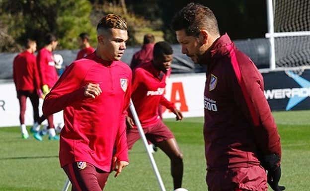 Nico Schiappacasse, junto a Diego Pablo Simeone, durante una sesión de entrenamiento con el primer equipop del Atlético de Madrid. INSTAGRAM DEL JUGADOR