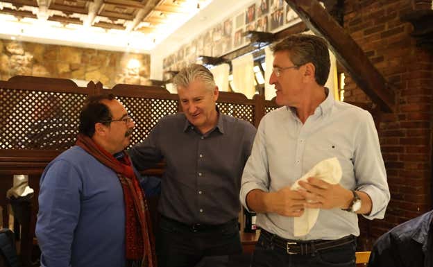 Momento en el que apareció en la mesa Davor Suker, entre Enrique Ortego y Pedro Jaro.  RELEVO / SALVA FENOLL