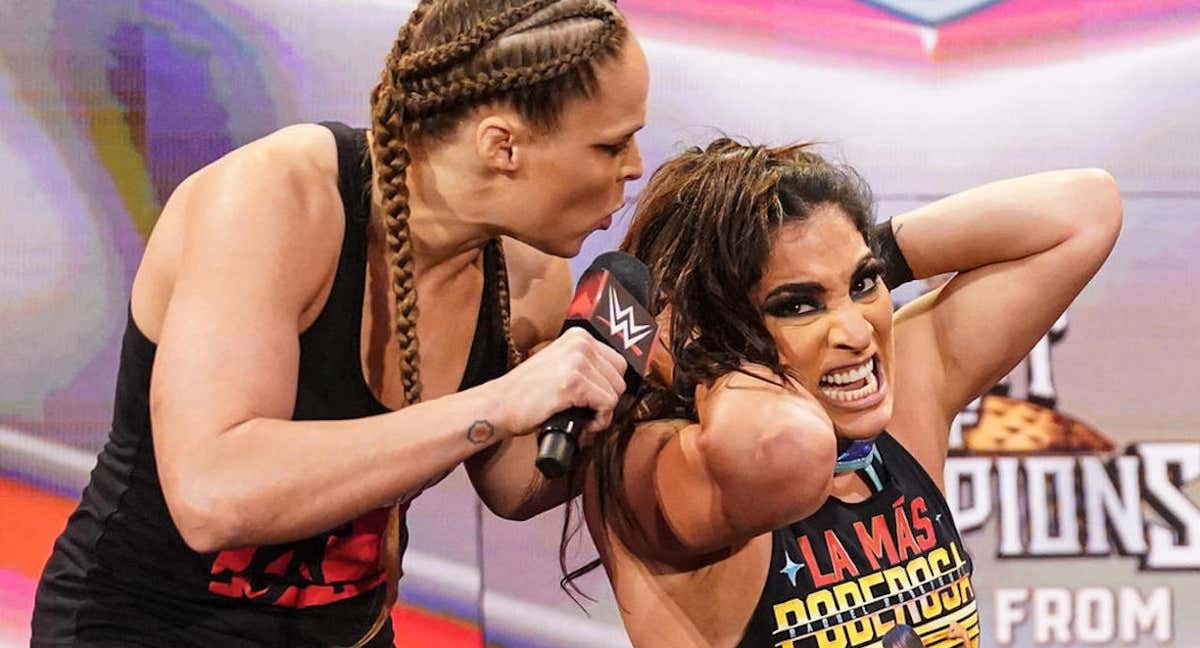 Ronda Rousey, durante el ataque a Raquel Rodríguez en WWE Raw./WWE