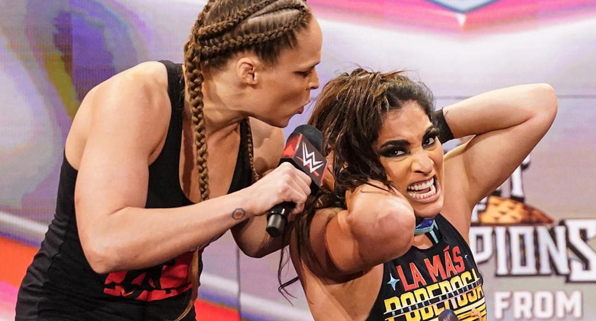 Ronda Rousey, durante el ataque a Raquel Rodríguez en WWE Raw.