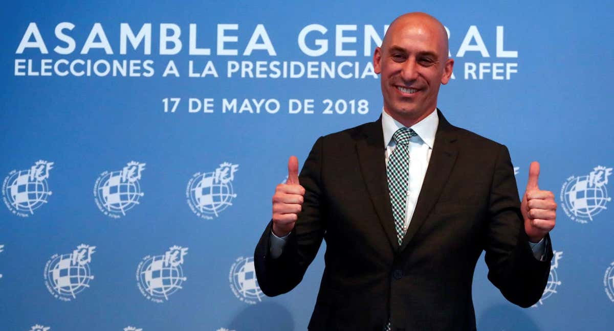 Luis Rubiales posa para los medios el día que fue elegido presidente de la Federación./