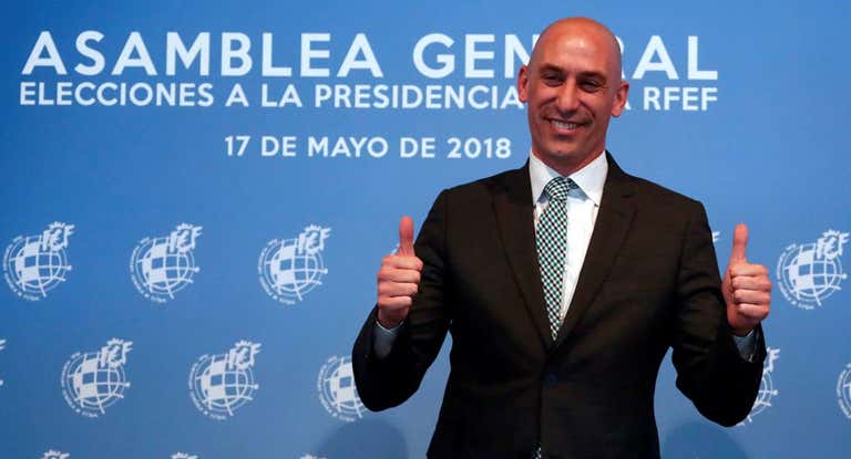 Luis Rubiales posa para los medios el día que fue elegido presidente de la Federación.