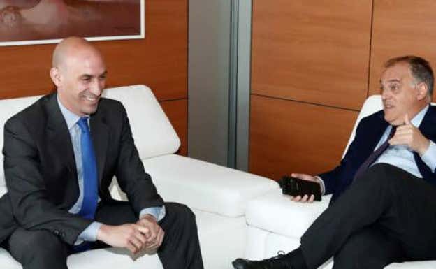Luis Rubiales y Javier Tebas, en una reunión de hace casi cinco años.