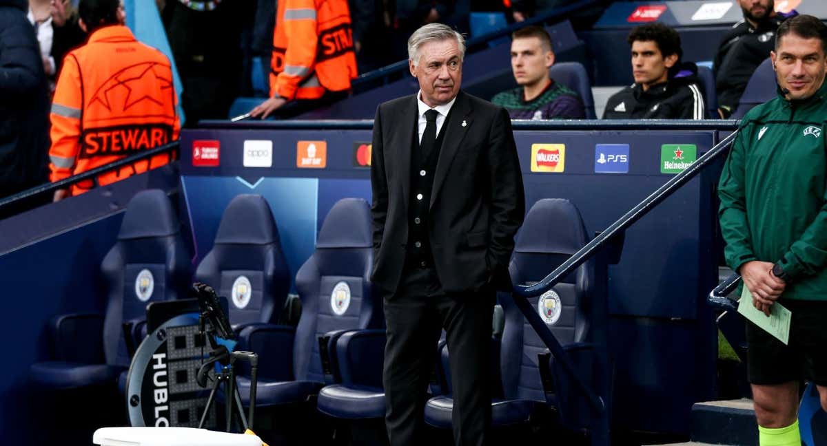 Carlo Ancelotti, en la banda del Etihad Stadium de Mánchester. /EFE