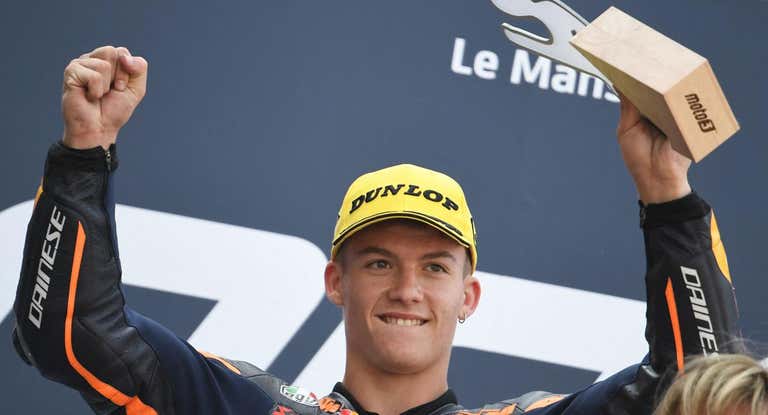 Dani Holgado celebra su triunfo en el GP de Le Mans.