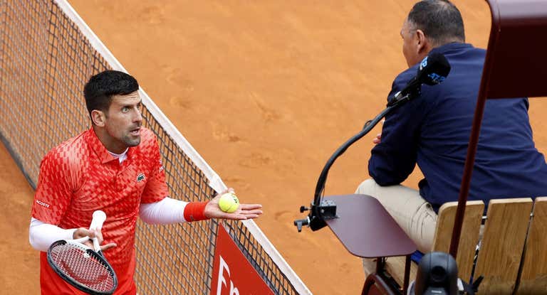 Djokovic, con cara de circunstancia durante su partido ante Rune en Roma.
