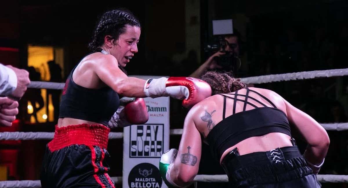 Karla Mérida lanza un golpe a Marián Herrería durante el primer combate que disputaron./BCN Boxing Nights/Anna Jordana