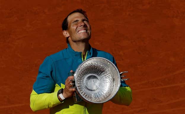 Nadal, con la copa de campeón en Roland Garros 2022.  REUTERS/Gonzalo Fuentes