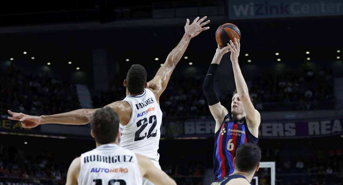 Jan Vesely lanza frente a Edy Tavares en un partido ACB en el WiZink Center./ACB Media