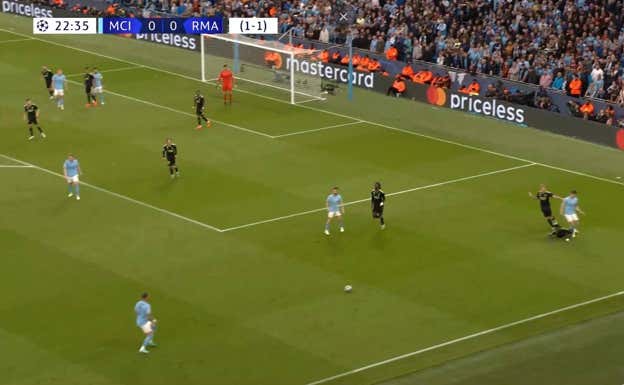 La jugada del 1-0 es muy parecida a la anterior, con un pase atrás de Silva para jugar dentro y aprovechar el desorden del Real Madrid.
